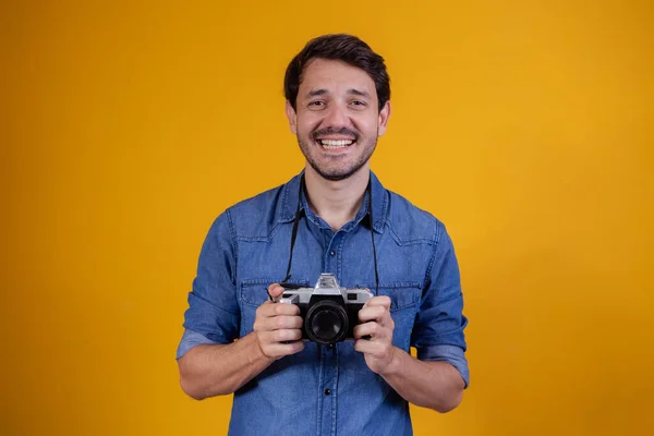 Leuke Fotograaf Gele Achtergrond Man Met Een Fotocamera — Stockfoto