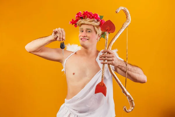Cupido Sosteniendo Llave Del Coche Promoción Del Día San Valentín —  Fotos de Stock