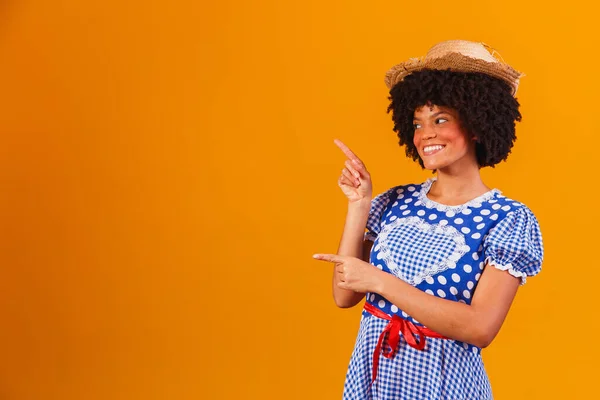 Brazylijska Afro Kobieta Typowym Ubraniu Dla Festa Junina Żółtym Tle — Zdjęcie stockowe