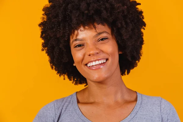 Hermosa Chica Afroamericana Con Peinado Afro Sonriendo Mujer Con Cabello —  Fotos de Stock