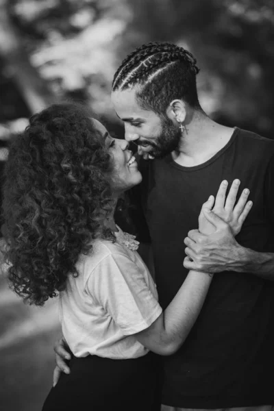 愛の公園で黒のバレンタインカップル 恋人の情熱的なカップル バレンタインデーのコンセプト — ストック写真