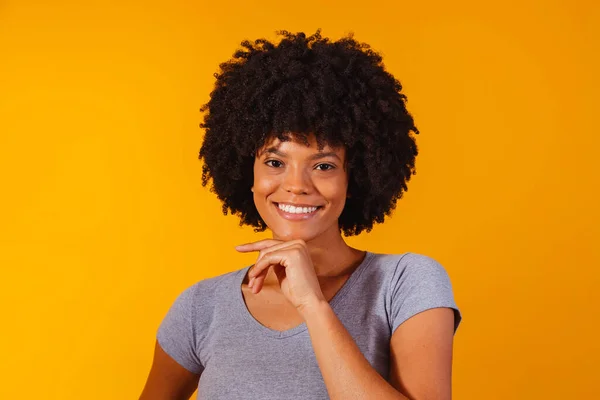 Bella Ragazza Afro Americana Con Acconciatura Afro Sorridente — Foto Stock