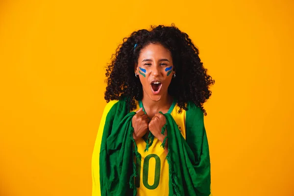 巴西粉丝 身穿巴西国旗在肖像 巴西球迷庆祝足球或足球运动的黄色背景 巴西的色彩 世界杯 — 图库照片