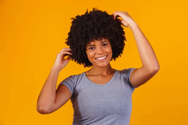 Όμορφη Αφροαμερικανή Αφρο Χτένισμα Που Χαμογελάει Γυναίκα Μαύρα Μαλλιά Δύναμη — Φωτογραφία Αρχείου