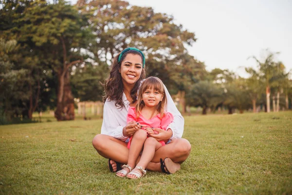 Madre Joven Con Hija Concepto Del Día Madre — Foto de Stock