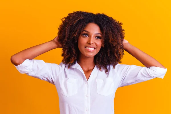 Afro Saçlı Gülümseyen Güzel Afrikalı Amerikalı Kız — Stok fotoğraf