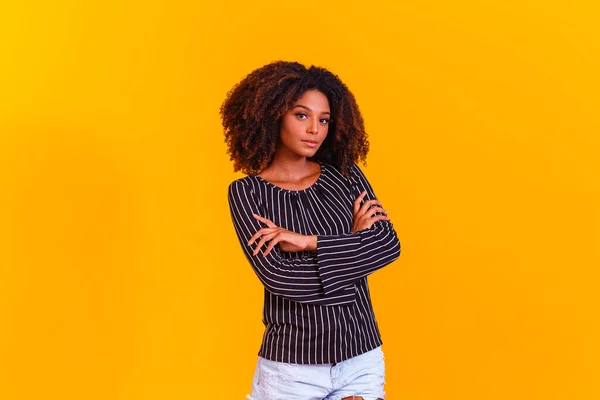 Sarı Arka Planda Afro Kadın Çapraz Kollar — Stok fotoğraf