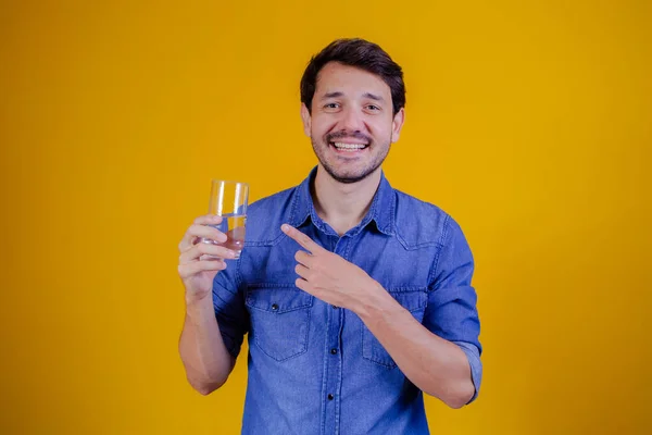 Adam Sarı Arka Planda Elindeki Bardağını Işaret Ediyor Sağlık Tıp — Stok fotoğraf