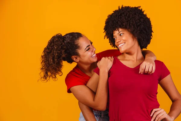 Jovem Bonita Feliz Afro Mulheres Amigas Sorrindo Para Câmera — Fotografia de Stock