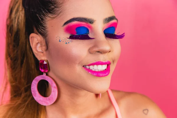 Makyajında Çeşitli Renkler Olan Güzel Bir Kadın Parti Için Renkli — Stok fotoğraf