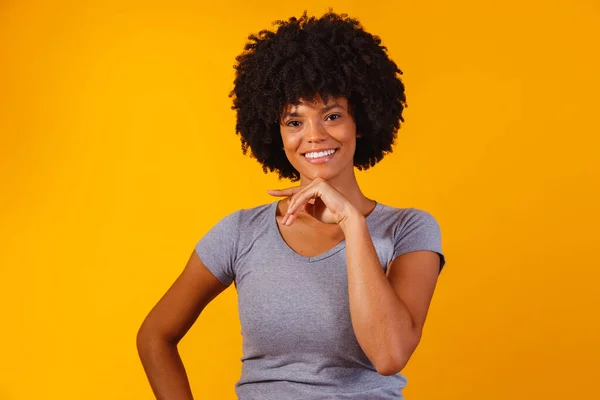 Afro Vrouw Met Zwart Macht Haar Glimlachen Kijken Naar Camera — Stockfoto