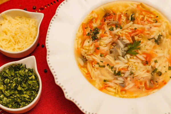 マニオック チキン ジャガイモとご飯 美食と冬の食べ物とおいしい伝統的なチキンスープ — ストック写真
