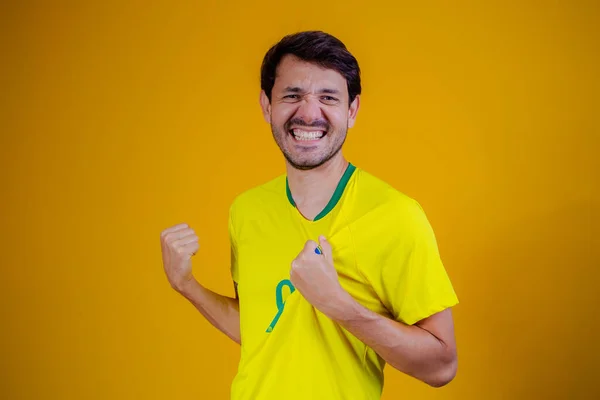 Бразильский Фанат Празднует Жёлтом Фоне — стоковое фото