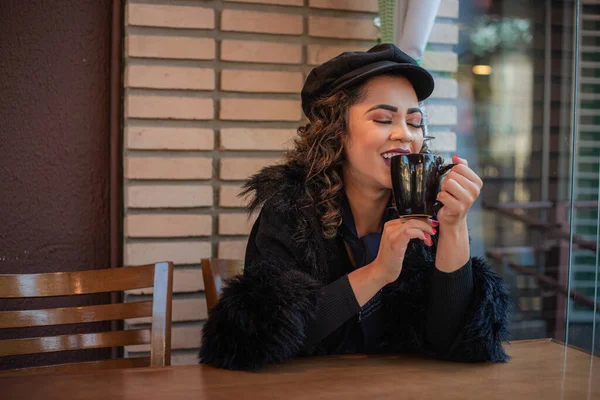 Afro Donna Che Beve Caffè Cioccolata Calda Panetteria Inverno — Foto Stock