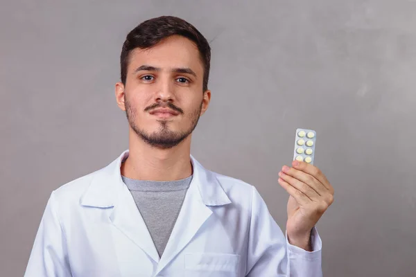 Чоловік Лікар Тримає Таблетки — стокове фото