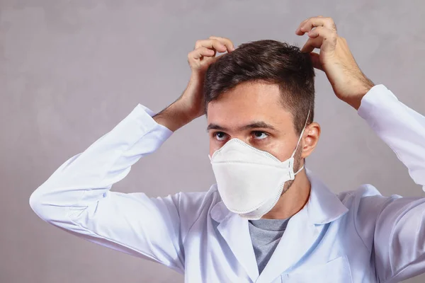 Unga Läkare Att Sätta Skyddande Mask — Stockfoto