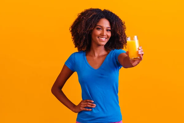 Afrikansk Amerikansk Kvinna Dricker Apelsinjuice Gul Bakgrund — Stockfoto