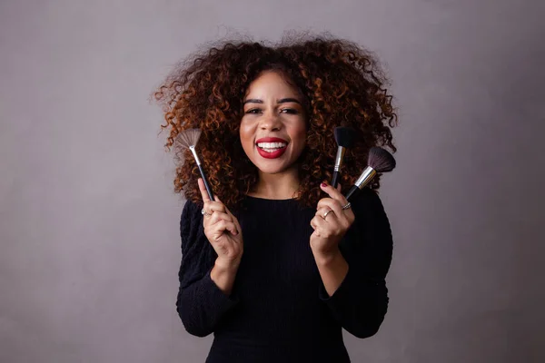 Makyaj Fırçası Tutan Afro Kadın Profesyonel Makyöz — Stok fotoğraf
