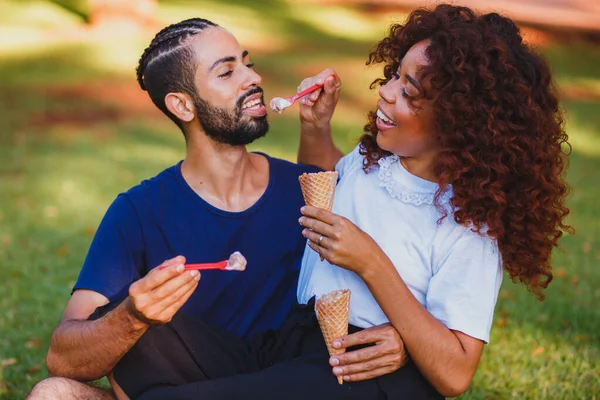 Valentine Ζευγάρι Τρώει Παγωτό Στο Πάρκο — Φωτογραφία Αρχείου