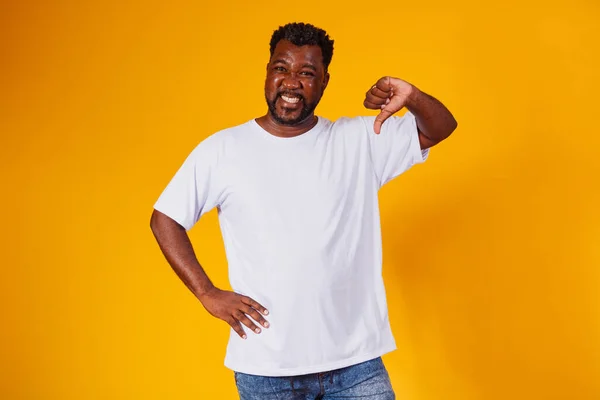 親指を立てて負の記号を作る黒人男性 — ストック写真