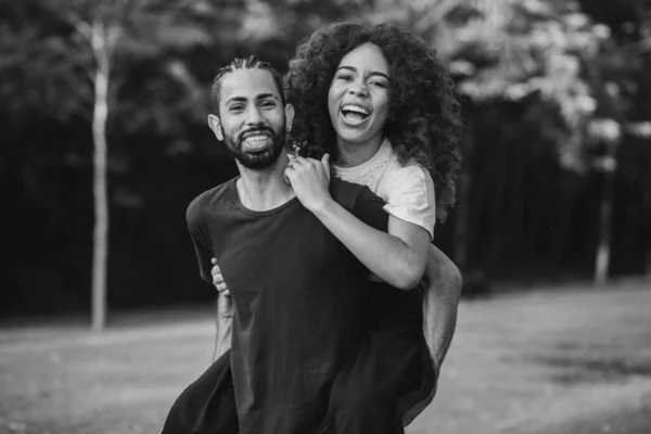 Casal Namorados Negros Parque Apaixonado Casal Apaixonado Amantes Conceito Dia — Fotografia de Stock