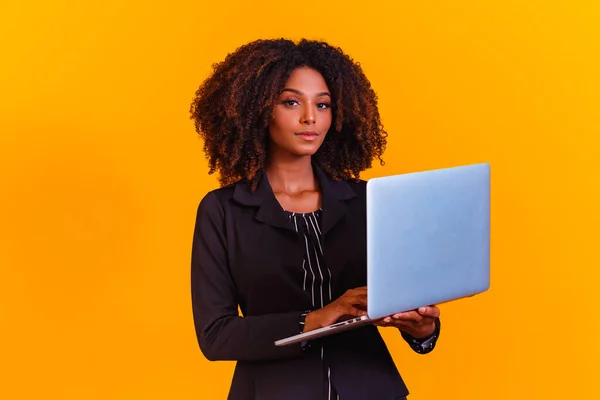 Bilgisayarla Çalışan Afro Kadını — Stok fotoğraf