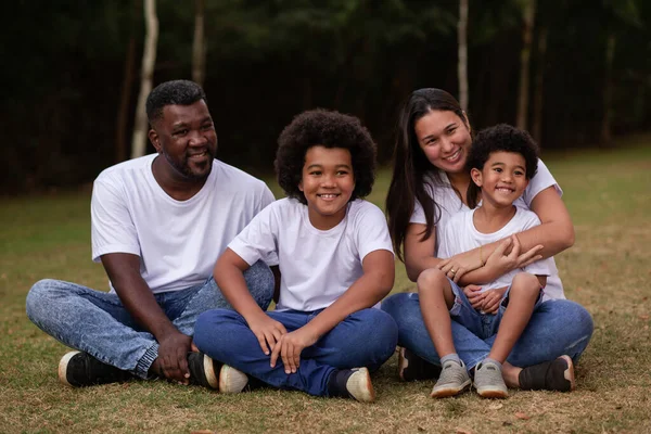 Разнообразие Семьи Отцом Афро Японской Матерью Красивая Счастливая Семья Парке — стоковое фото