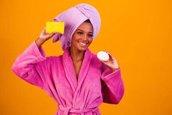 Afro Vrouw Met Handdoek Haar Hoofd Badjas Met Een Spons — Stockfoto