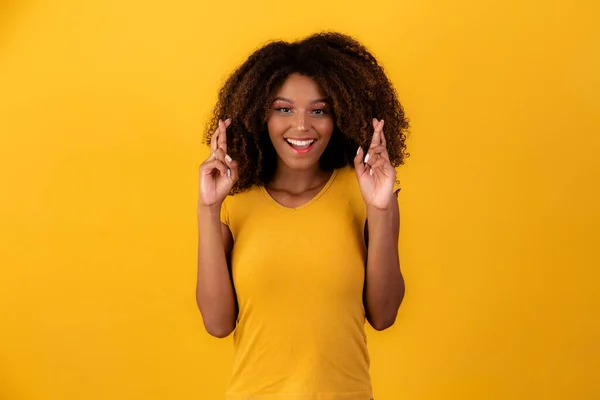 Afro Kadın Parmakları Çapraz Zaferle — Stok fotoğraf