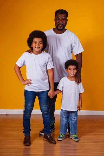 Porträtt Afroamerikansk Far Med Sina Svarta Barn Gul Bakgrund Fars — Stockfoto