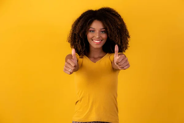 Πορτρέτο Του Χαμογελαστού Όμορφη Νεαρή Κοπέλα Afro Αντίχειρες Επάνω Βραζιλιάνα — Φωτογραφία Αρχείου