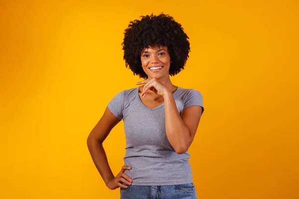 Afro Frau Mit Schwarzem Power Haar Lächelt Die Kamera — Stockfoto