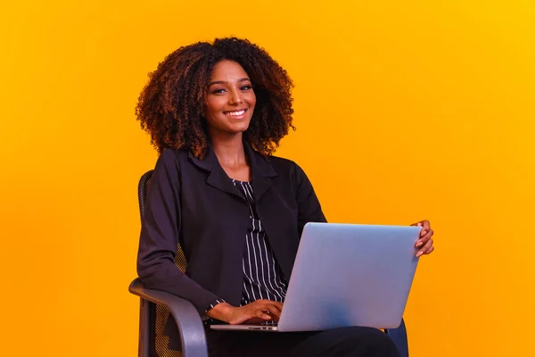 Afro Zakenvrouw Werken Online Met Laptop Computer — Stockfoto
