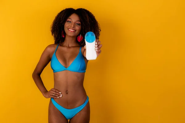 Donna Afro Con Una Bottiglia Crema Solare Bianco Introduzione Prodotto — Foto Stock