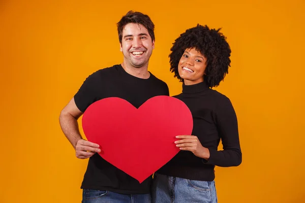 Walentynkowa Para Trzymająca Papierowe Serce Koncepcja Walentynek — Zdjęcie stockowe