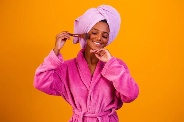 Afro Donna Con Asciugamano Sulla Testa Accappatoio Dopo Essere Uscito — Foto Stock