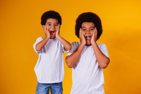 Братья Афро на желтом фоне. День брата