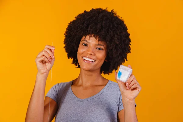 Una Mujer Afro Usando Hilo Dental Concepto Salud Oral — Foto de Stock