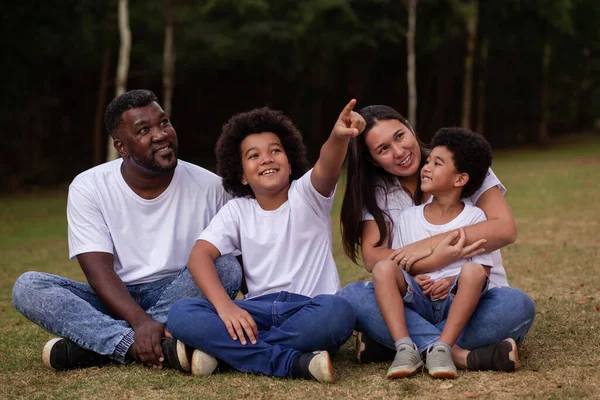 Разнообразие Семьи Отцом Афро Японской Матерью Красивая Счастливая Семья Парке — стоковое фото