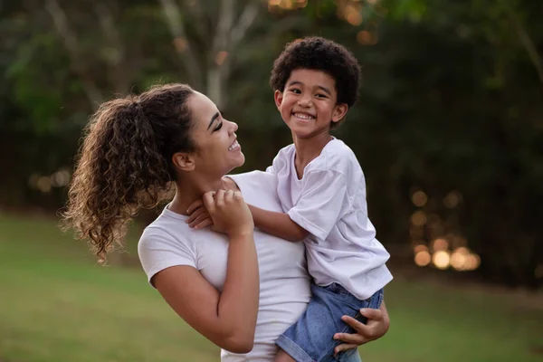 Anne Afro Oğul Parkta Kameraya Gülümsüyor — Stok fotoğraf