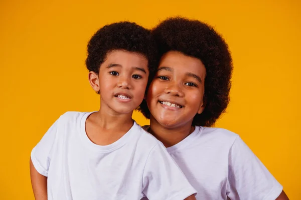 Αφρο Αδέρφια Κίτρινο Φόντο Ημέρα Του Αδελφού — Φωτογραφία Αρχείου