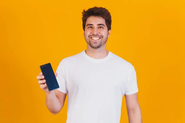 Elinde Cep Telefonu Olan Yakışıklı Adam Mesaj Için Yeri Işaret — Stok fotoğraf