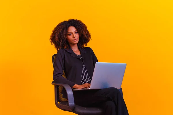 Afro Mujer Negocios Que Trabaja Línea Con Ordenador Portátil — Foto de Stock