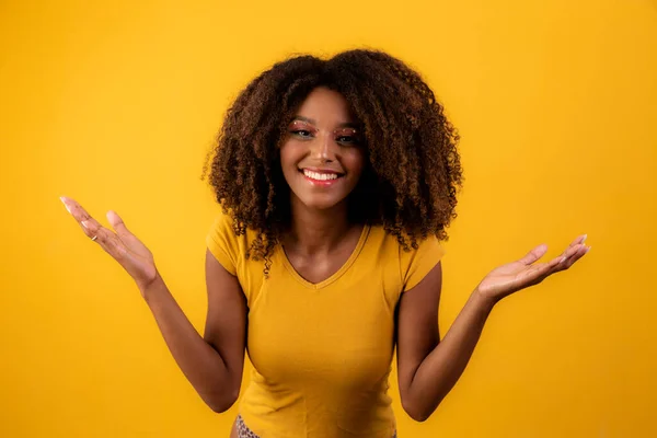 Mooi Afro Meisje Met Krullend Haar Wijst Zijwaarts Met Ruimte — Stockfoto