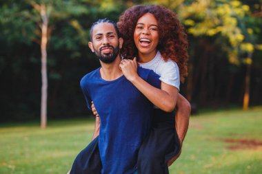 Parktaki siyah sevgililer günü çifti aşık. Tutkulu sevgililer. Sevgililer Günü konsepti