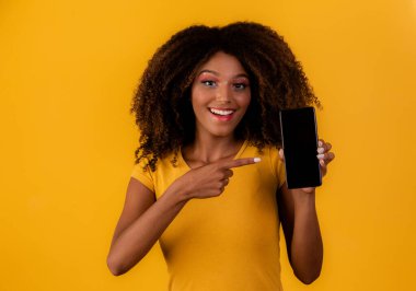 Karnaval gecesi için giyinmiş güzel bir kadın. Karnaval makyajlı Afro kadın.