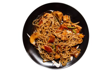 Beyaz arka planda yakisoba ile bowling