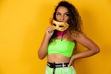 Karnaval gecesi için giyinmiş güzel bir kadın. Karnaval makyajlı Afro kadın..