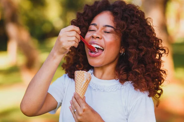Mujer Afro Feliz Comiendo Helado Parque — Foto de Stock