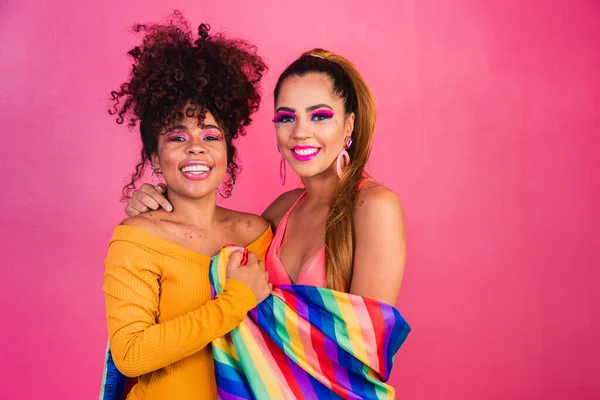 Paar Lesbische Frau Mit Gay Pride Flagge Vor Gelbem Hintergrund — Stockfoto